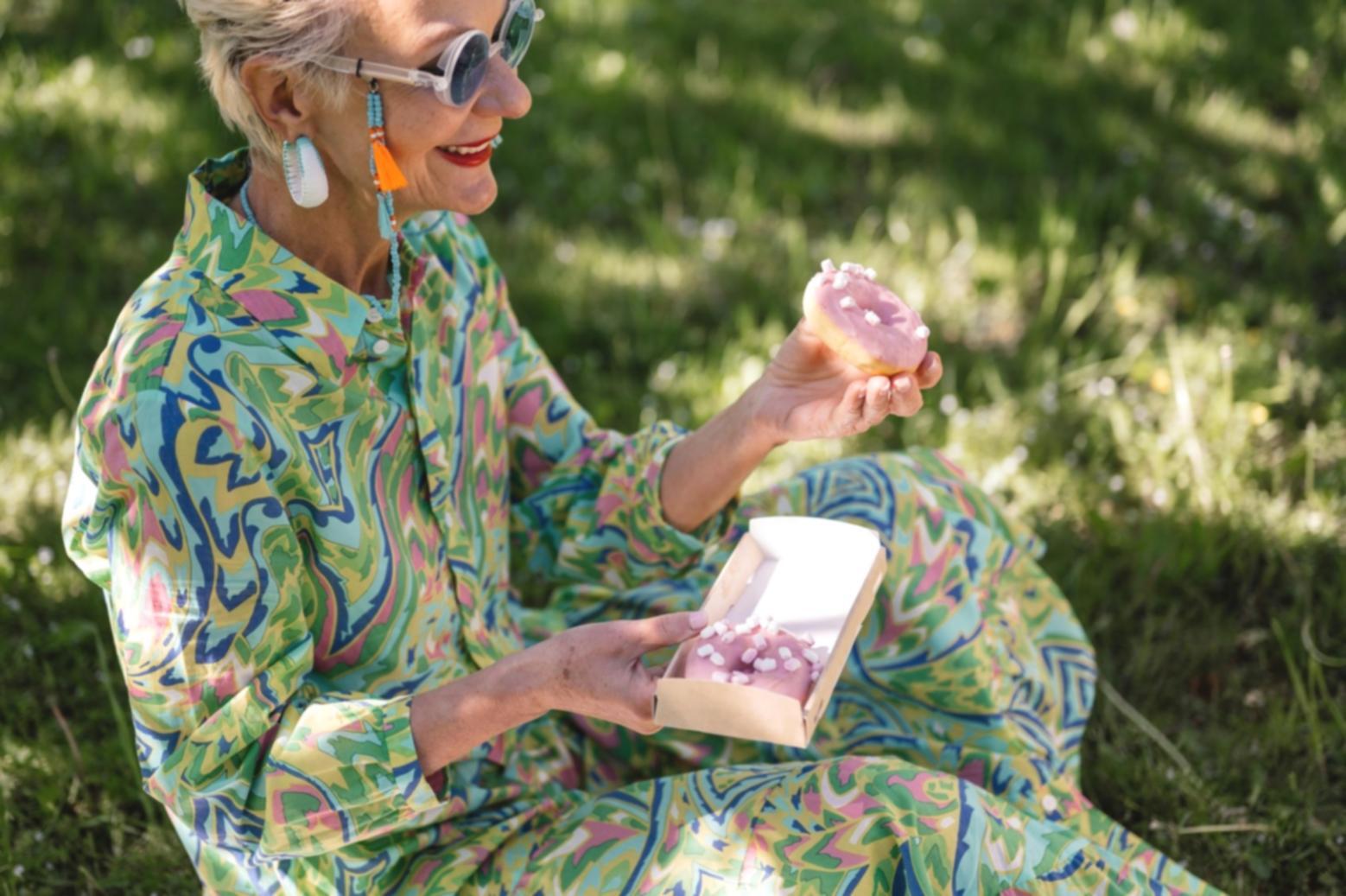 Современное рабочее место с компьютером и учебными материалами